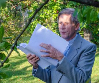 A. Valenta skaito savo poezija. Rasos Stanevičiūtės nuotrauka