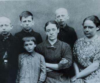 Aleksandro Žilinsko šeimos nuotrauka: Albina Žilinskienė su 5 vaikais Jakutijoje, tremties vietoje.