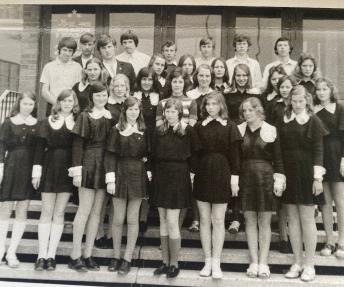 1974 m. G. Mikėnienė su auklėtiniais
