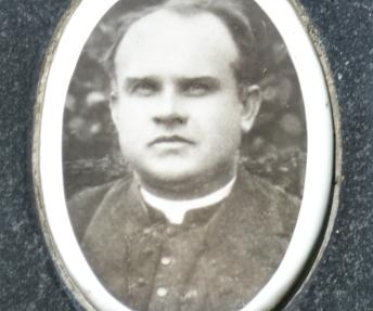 Kunigas Feliksas Baltuška. Nuotrauka nuo jo antkapinio paminklo. Beje, kunigo krikštamotė buvo Juozo Tumo-Vaižganto mama Barbora Morta Tumienė (Baltuškaitė).