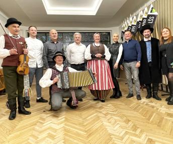 Folkloro vakaronė
