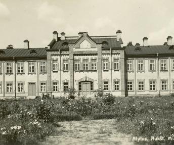 Aukštesniosios miškų mokyklos pastatas Nuotr. Iš Algimanto Antanevičiaus kolekcijos